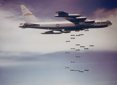 Boeing_B-52_dropping_bombs.jpg