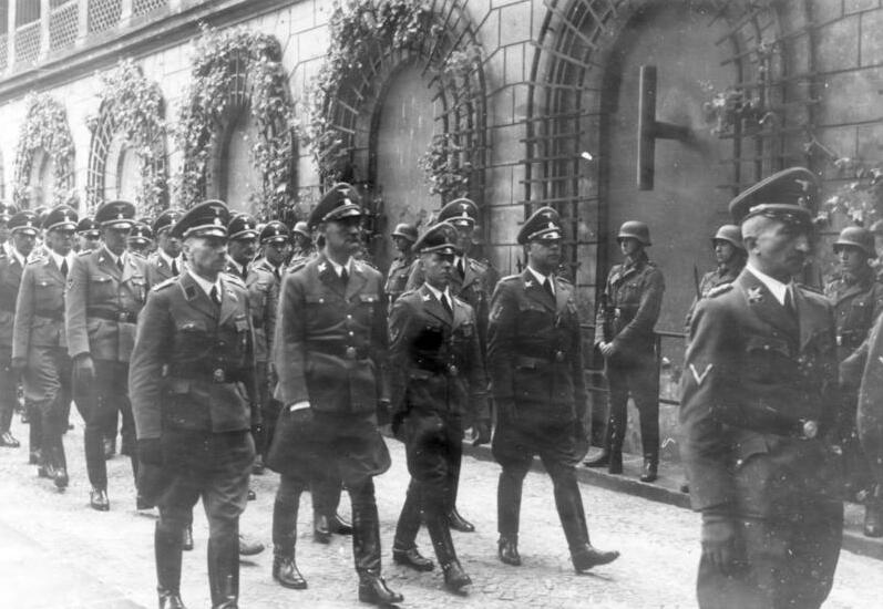 Bundesarchiv_Bild_101III-Alber-040-04,_Berlin,_Beisetzung_Reinhard_Heydrich.jpg