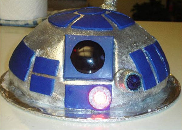 Star-Wars-R2-D2-Birthday-Cake_1.jpg