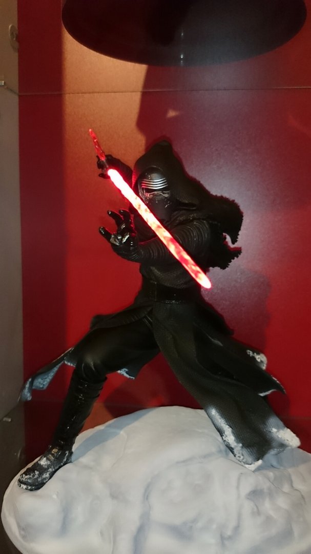 forum.kylo.statue.JPG