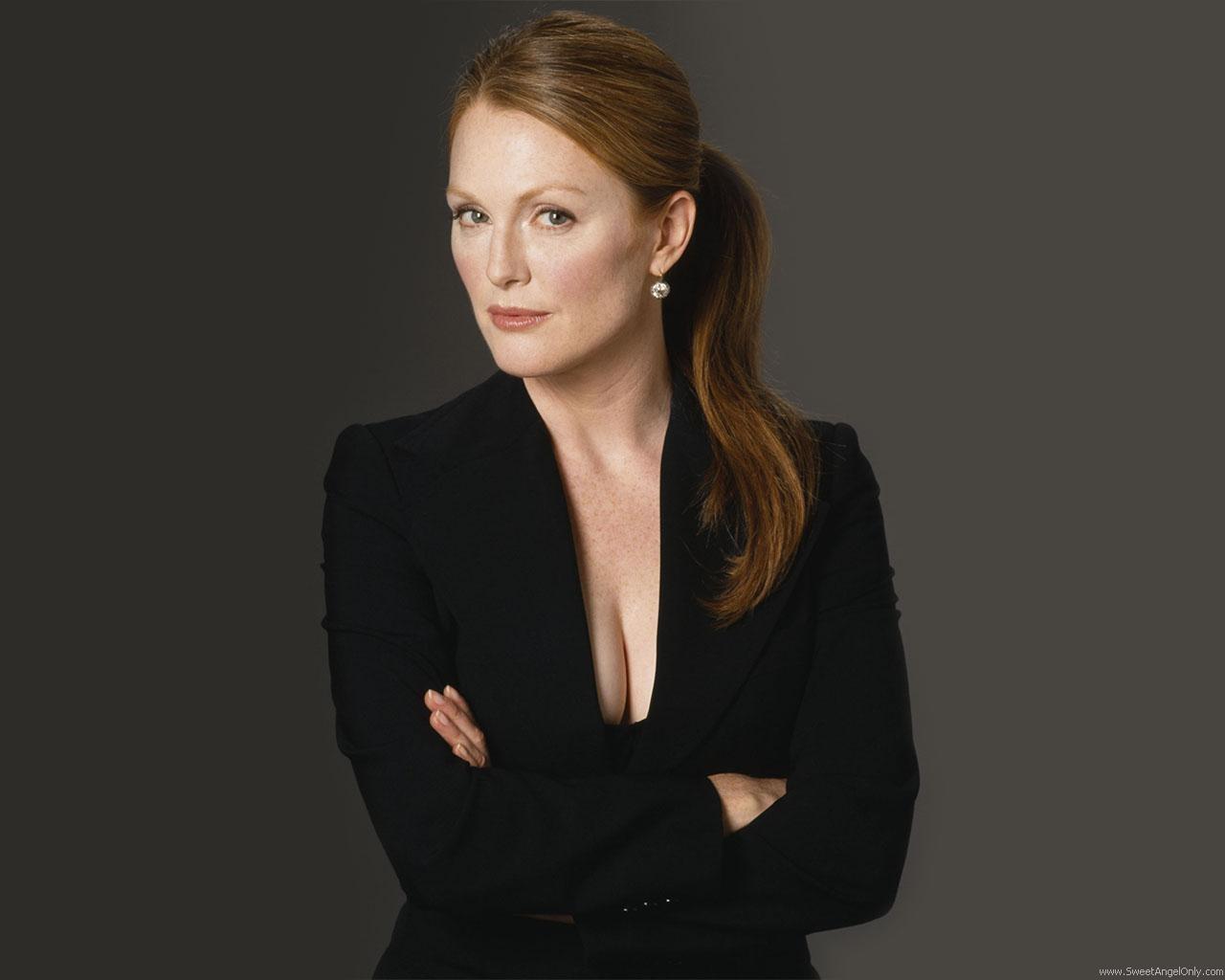 Julianne-Moore-Hot-3.jpg