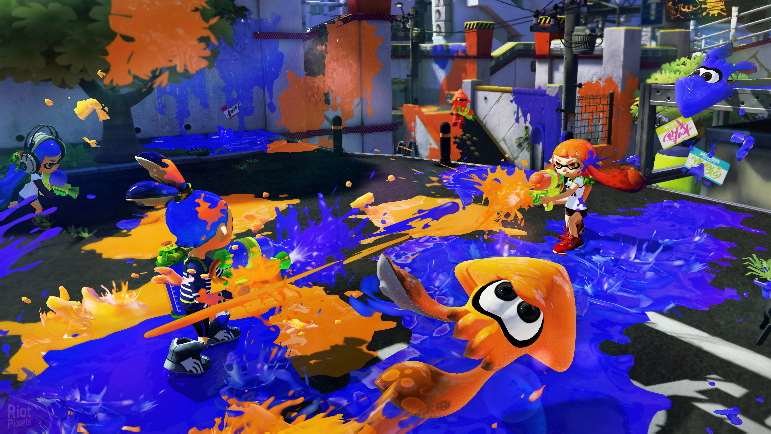 Scene-from-Splatoon-showing-blue-and-orange-inklings-in-both-humanoid-and-squid-form.jpg