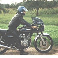 Z1000. Mad Max Bike. Mein altes Motorrad zirka 1996. Die Verkleidung an der Maschine ist fast die gleiche wie auch Johnny The Boy, Clunk, Starbuck oder auch Cundalini auf ihren Z 1000- Maschinen im Film Mad Max haben. Hab die Maschine bereits wieder verkauft.