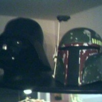 Mein Darth Vader-Helm und mein Boba Fett-Helm. Da kann man die Größenunterschiede sehen. Beide sind movie accurate.