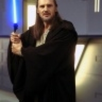 Qui-Gon mit blauem Lichtschwert