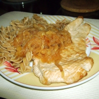 Putenschnitzel mit Vollkornnudeln und Apfel & Zwiebel-Gemüse.