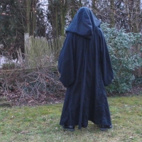 Bin äußerts zu frieden mit. Die Robe ist ein Bisschen kürzer als die der Jedi - ein Sith möchte natürlich seine Robe nicht dreckig machen wenn sie am Boden schleift.