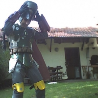 Ein Uraltbild von meinem Boba Fett-Kostüm, ohne Jetpack und völlig falscher Jumpsuit ohne Werkzeug, Taschen und in falscher Farbe. Der Helm war noch ein dummer Don Post aus Plastik. Die Handschuhe auch nur aus schwarzen Leder. Viele andere Teile fehlten noch. Das Bild ist zirka aus 1999. Man kann aber die "Falkenkaputze" -die wichtig ist - gut erkennen.