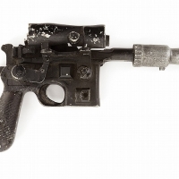 Die DL-44 von Davin, welche er unter seinem Mantel
in einem Schulterholster trägt