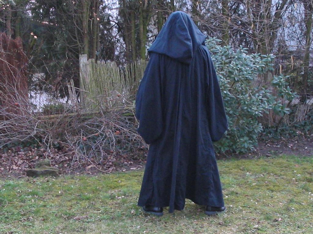 Bin äußerts zu frieden mit. Die Robe ist ein Bisschen kürzer als die der Jedi - ein Sith möchte natürlich seine Robe nicht dreckig machen wenn sie am Boden schleift.