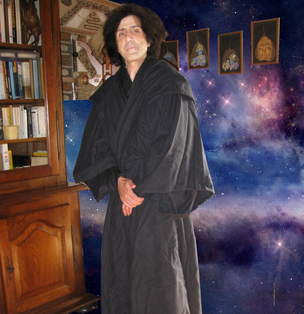 Bitte nicht lachen. So sehe ich halt aus mit meiner Robe ... Das ist "Darth Anger" vor einem Hologramm und ist Lehrer der dunklen Seite. Jö, auch Sith-Schüler kriegen Unterricht! Und yep, ich habe jetzt langes Haar und sehe wie ein Samurai aus, wenn die große Nase nicht im Weg stehen würde. :)