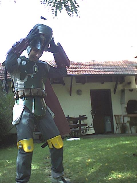 Ein Uraltbild von meinem Boba Fett-Kostüm, ohne Jetpack und völlig falscher Jumpsuit ohne Werkzeug, Taschen und in falscher Farbe. Der Helm war noch ein dummer Don Post aus Plastik. Die Handschuhe auch nur aus schwarzen Leder. Viele andere Teile fehlten noch. Das Bild ist zirka aus 1999. Man kann aber die "Falkenkaputze" -die wichtig ist - gut erkennen.