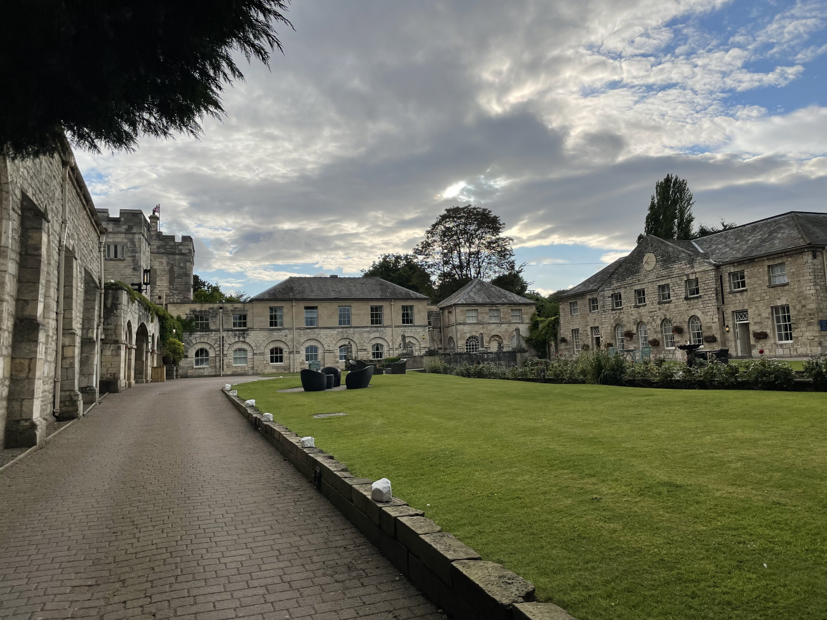 Jo gibt schlimmere Orte zum arbeiten