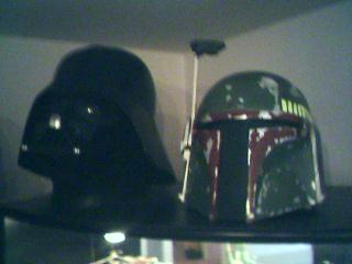 Mein Darth Vader-Helm und mein Boba Fett-Helm. Da kann man die Größenunterschiede sehen. Beide sind movie accurate.