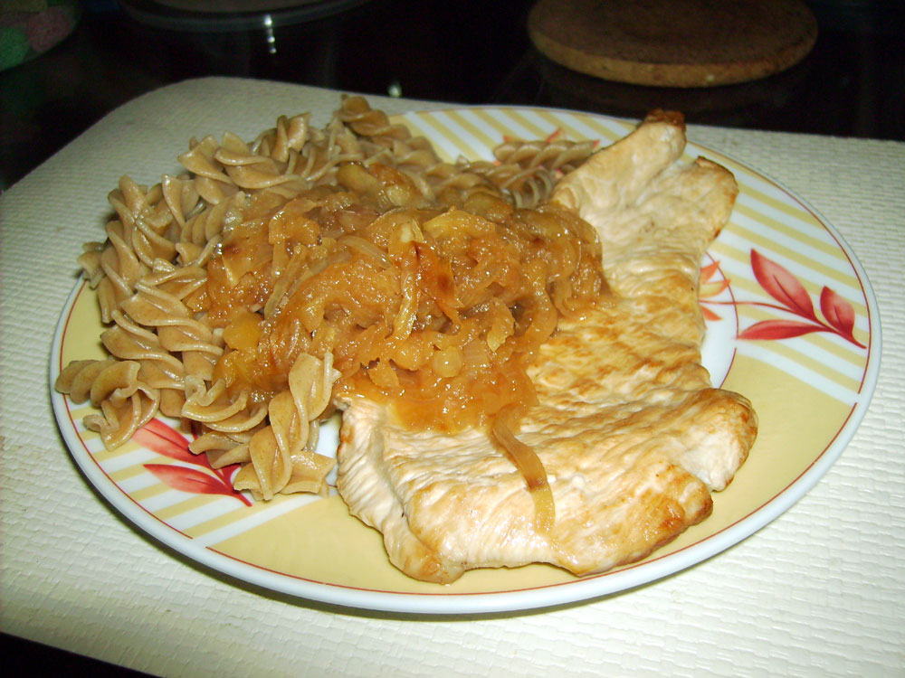 Putenschnitzel mit Vollkornnudeln und Apfel & Zwiebel-Gemüse.