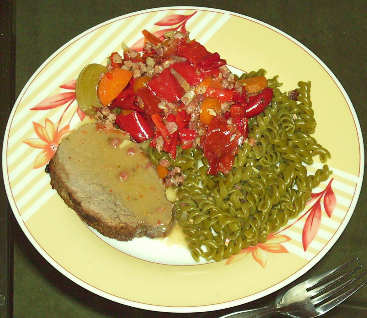 Rinderbraten mit Rohschinkenwürfeln, Gemüse und Bärlauchnudeln. Zubereitet im Römertopf. Zusammenarbeit zwischen Dyesce und mir.