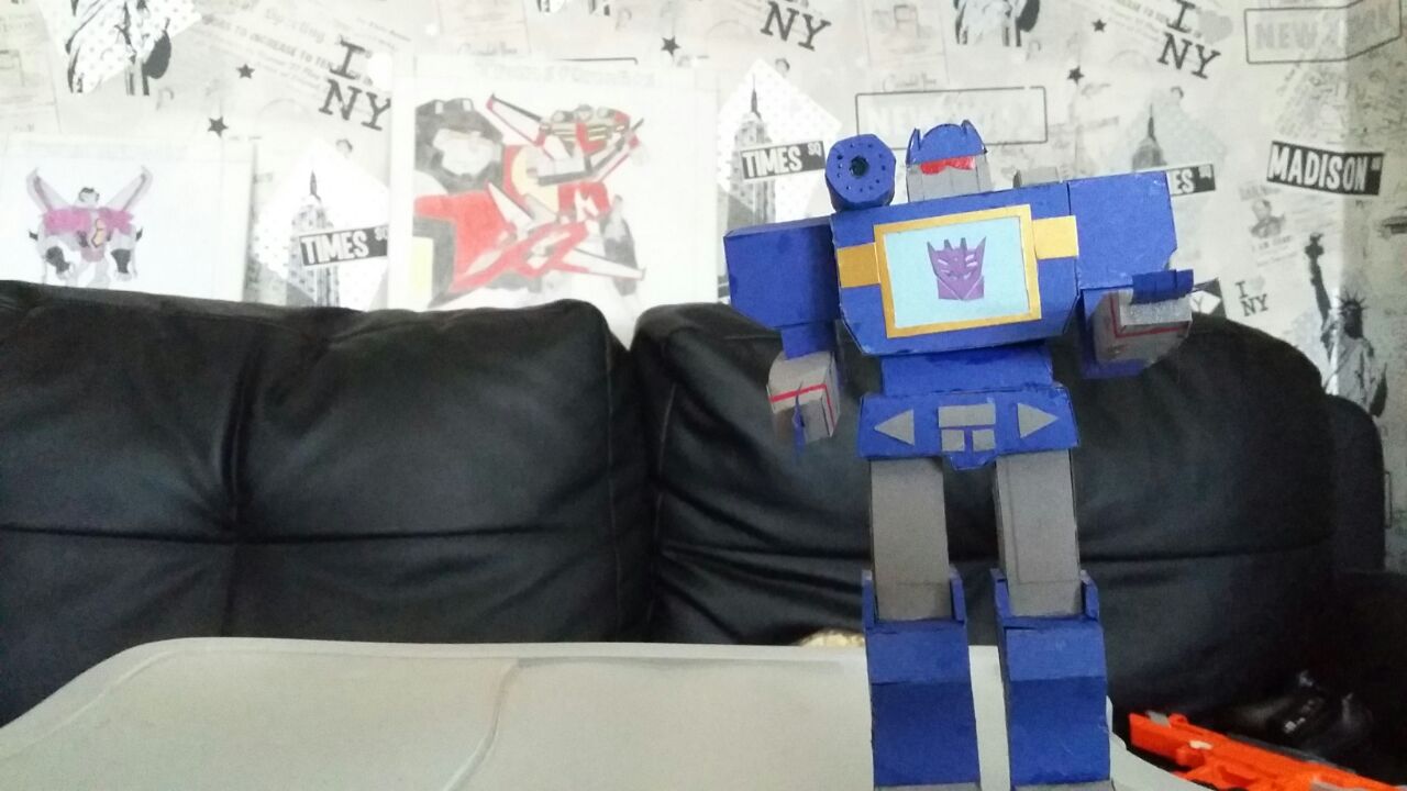 Selbstgebaute G1 Soundwave figur