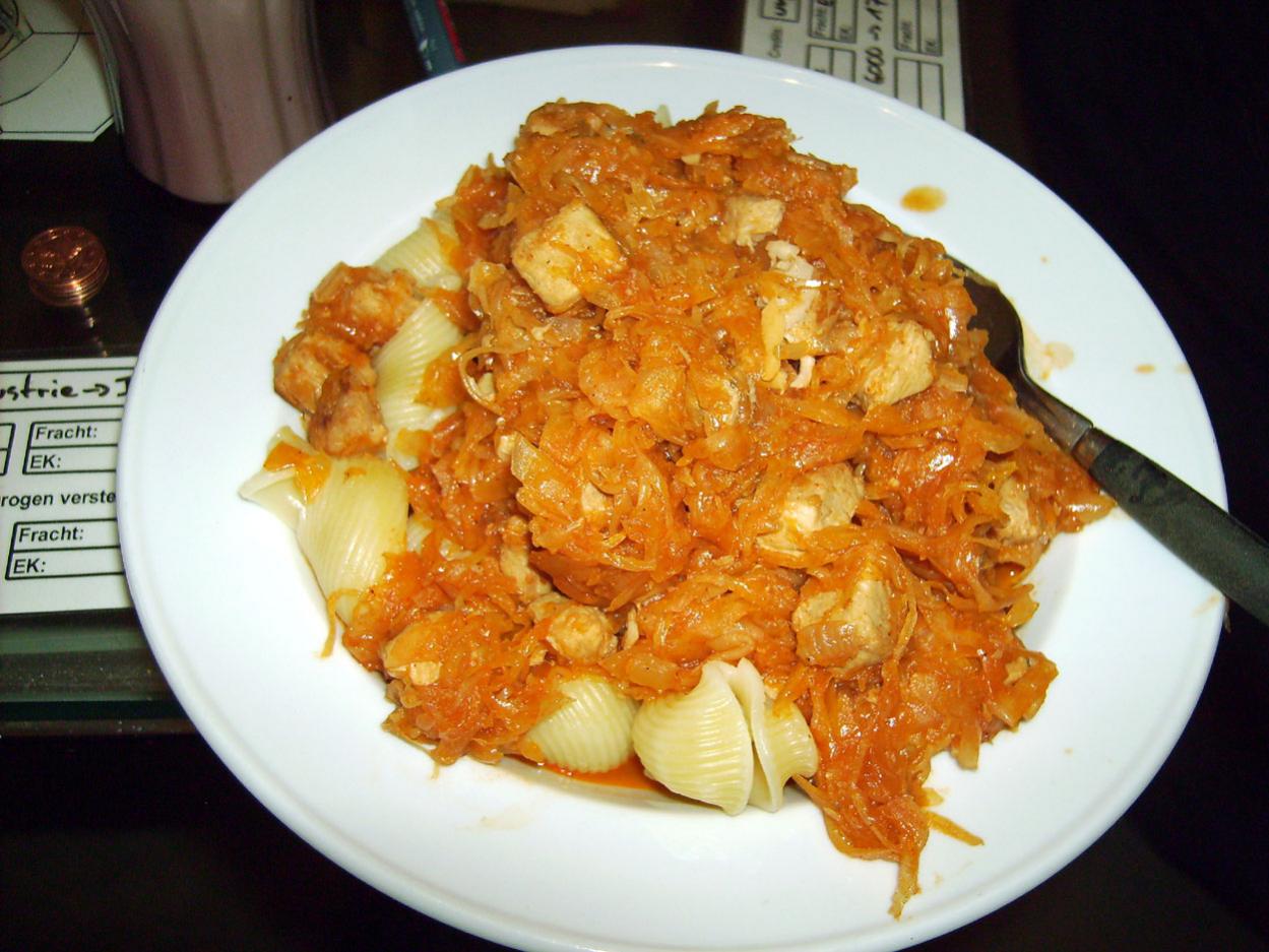 Szegediner Gulash mit Hühnchenfleisch und Nudeln