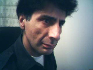 Terminator 1000 #2 Das Gesicht wurde verbrannt. Sehe nicht wie Robert Patrick aus, aber das Hemd ist original L.A. Police. Gekauft auf Ebay - ja sowas wird doch verkauft. Ich trage es nie. Uniformen zu tragen als Ziwillist ist total verboten. Ist nur für das Bild. Herumzuspazieren damit wäre eine Straftat.