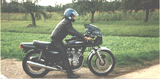 Z1000. Mad Max Bike. Mein altes Motorrad zirka 1996. Die Verkleidung an der Maschine ist fast die gleiche wie auch Johnny The Boy, Clunk, Starbuck oder auch Cundalini auf ihren Z 1000- Maschinen im Film Mad Max haben. Hab die Maschine bereits wieder verkauft.