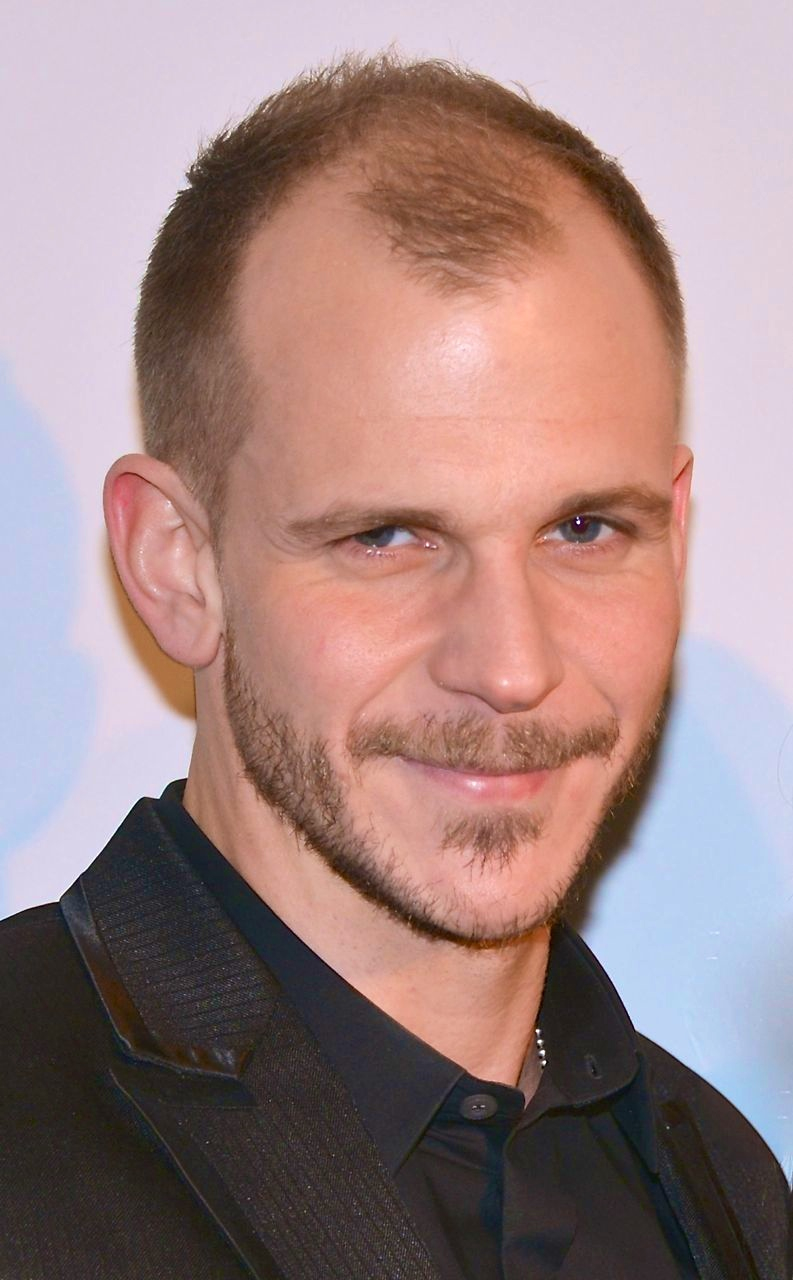 Gustaf_Skarsg%C3%A5rd_2013_%28cropped%29.jpg