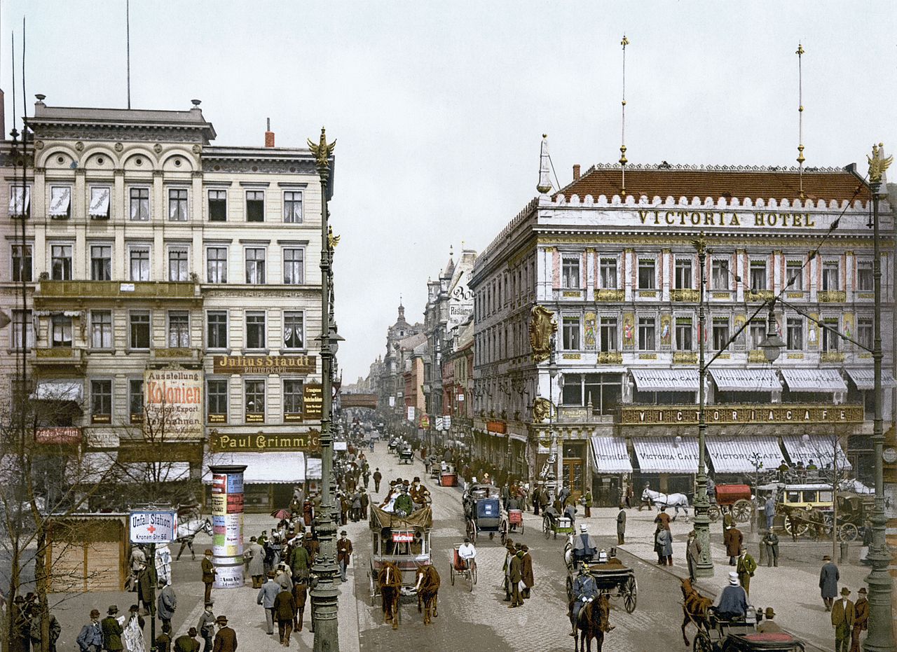1280px-Berlin_Unter_den_Linden_Victoria_Hotel_um_1900.jpg