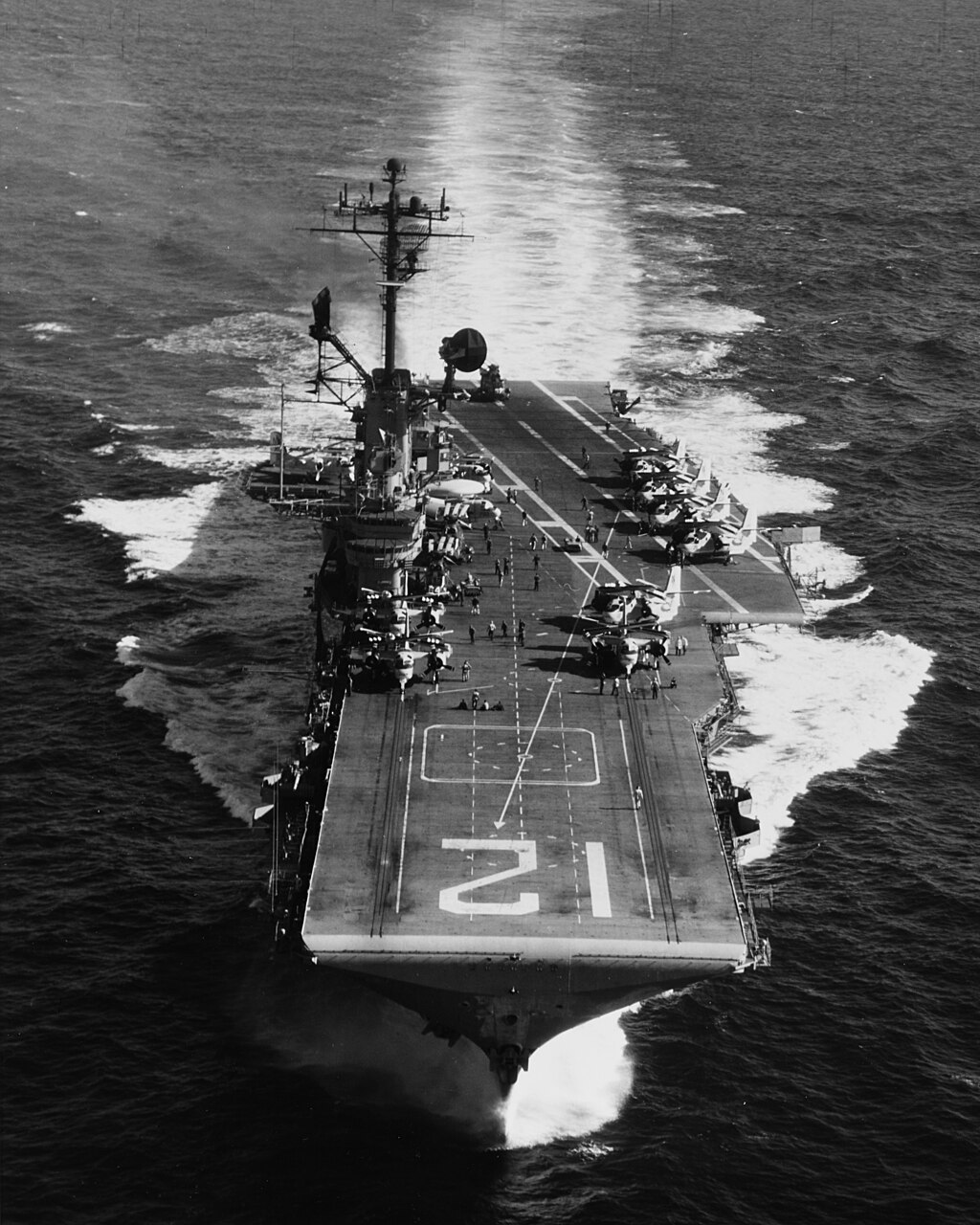 1024px-USS_Hornet_%28CVS-12%29_underway_at_sea_on_9_August_1968_%28USN_1116887%29.jpg