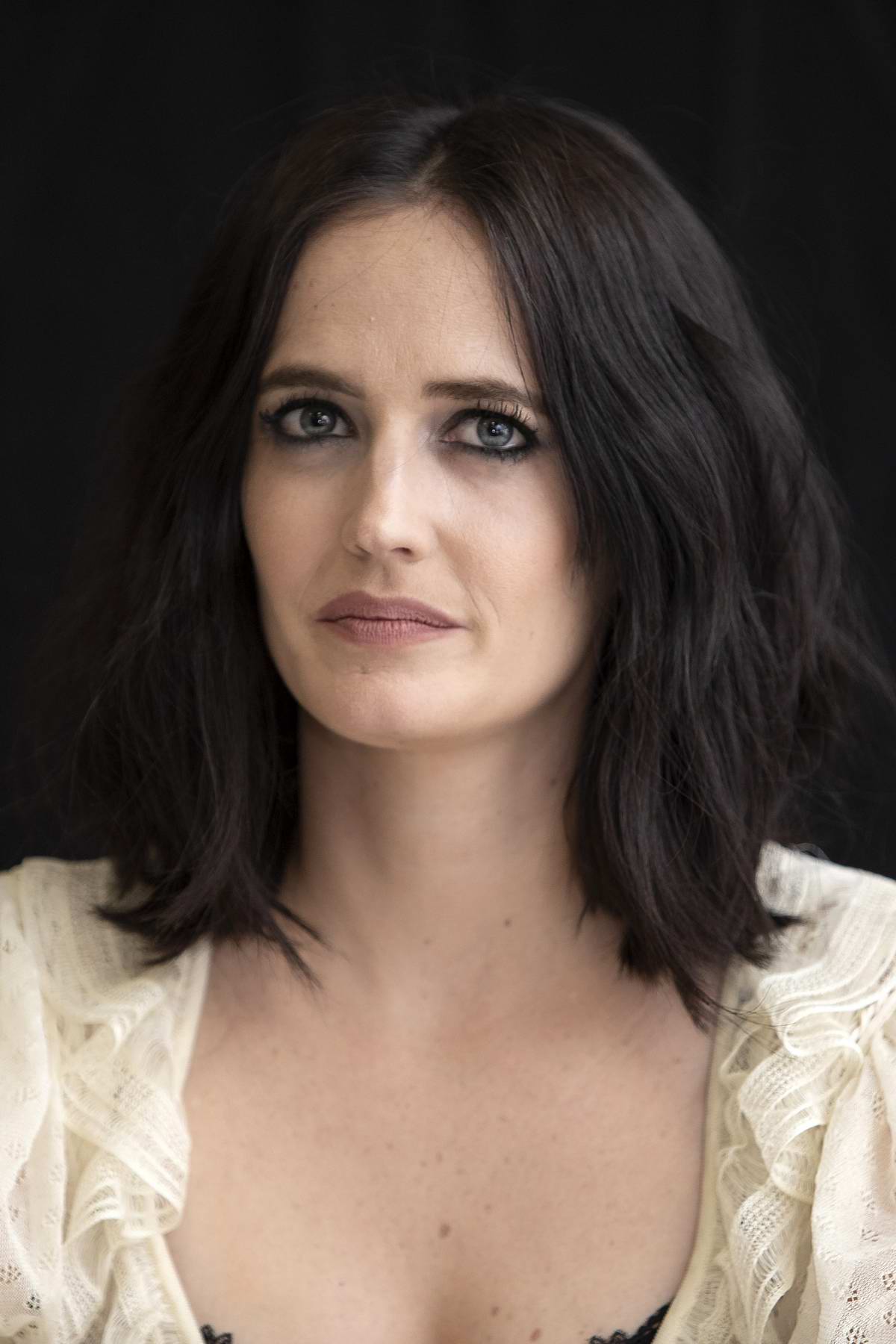 eva-green-attends-dumbo-global-press-conference-and-photocall-in-los-angeles-100319_7.jpg